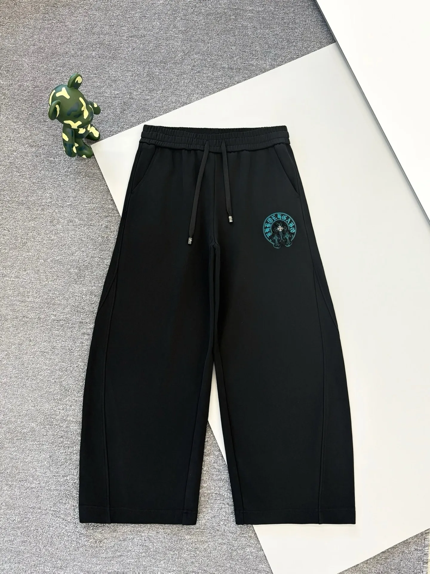 P270 [High Quality] Chrome Hearts Embroidered Horseshoe Rivets🪡+Watermark Letters‼ ️Autumn and winter straight sweatshirt trousers *Customized 420g terry cotton fabric, soft, skin-friendly and comfortable *Embroidery process: horseshoe print + rivet embroidery *A very simple and elegant classic continuation, both in terms of upper body comfort, it is unparalleled, interpreting your luxury and taste, creating your fashionable style and charm. Three complete standards. Same style for men and women. 𝐂𝐎𝐋𝐎𝐔𝐑: Black 𝐒𝐈𝐙𝐄: S-XL